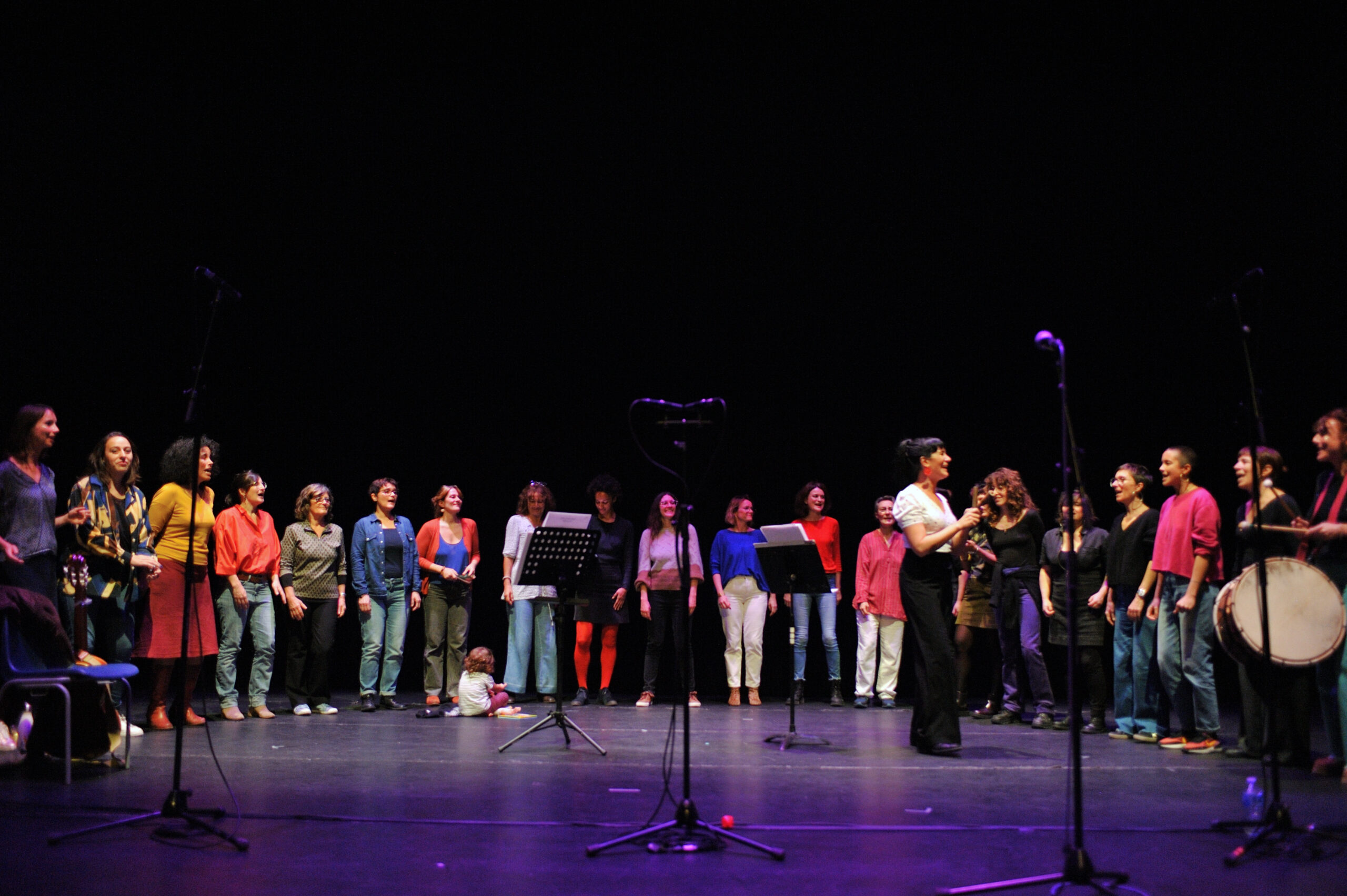 chorale-tutte-quante-sur-scène-marseille-lise-massal-cheffe-de-choeur