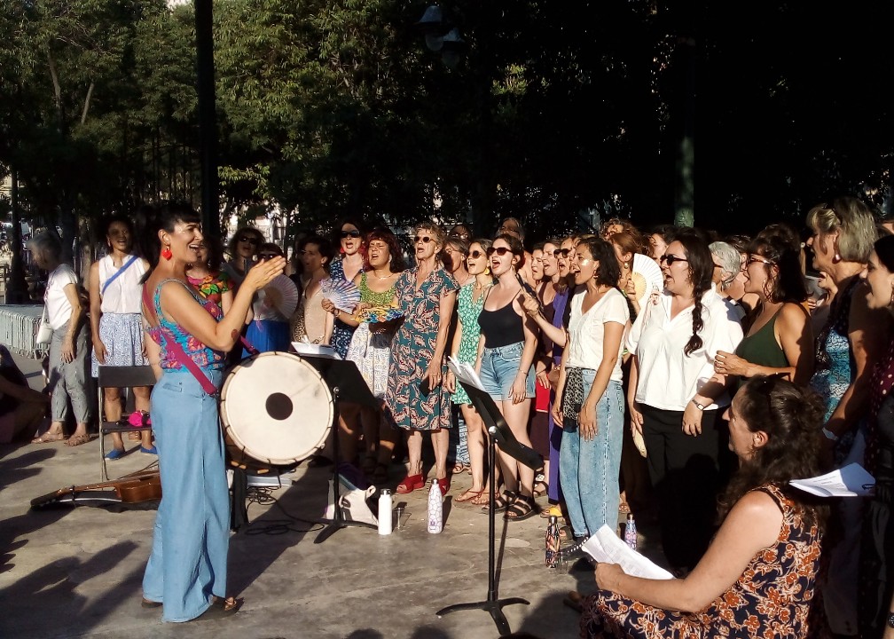 chorale-tutte-quante-marseille-dans-la-rue-lise-massal-cheffe-de-choeur