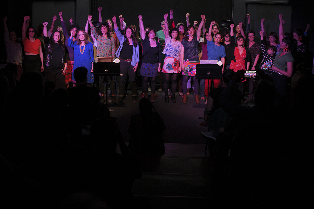 tutte-quante-chorale-feministe-marseille-sur-scene-a-la-maison-du-chant-lise-massal-cheffe-de-choeur